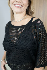 Imagem adicional 4 do item Blusa Trama em Tricot Vazado - Preto - Transparência e Estilo em Uma Peça Cheia de Personalidade