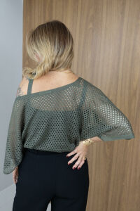 Imagem adicional 4 do item Blusa Trama em Tricot Vazado - Verde Militar - Transparência e Estilo em Uma Peça Cheia de Personalidade
