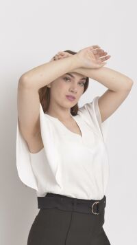 Imagem adicional 3 do item Blusa Cropped de Alfaiataria com Manga Morcego – Branco | Moda Feminina
