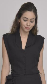 Imagem adicional 1 do item Blusa Cropped de Alfaiataria Preta com Botões e Detalhe em Laço nas Costas - Sofisticação e Estilo