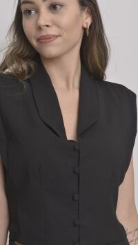 Imagem adicional 3 do item Blusa Cropped de Alfaiataria Preta com Botões e Detalhe em Laço nas Costas - Sofisticação e Estilo