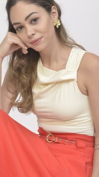 Imagem adicional 2 do item Body Amarelo Manteiga Sofisticado com Detalhe Elegante no Colo - Versatilidade