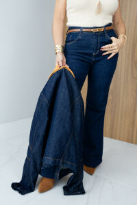 Imagem adicional 1 do item Calça Aurora Flare Comfort Raw Denim – Elegância, Conforto e Poder no Look