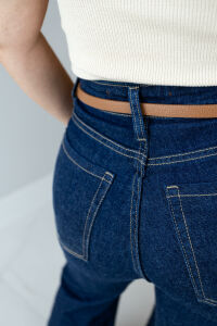 Imagem adicional 4 do item Calça Aurora Flare Comfort Raw Denim – Elegância, Conforto e Poder no Look