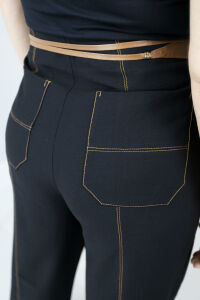 Imagem adicional 4 do item Calça Evelyn Dominique - Preta Reta com Pesponto Marrom | Elegante e Atemporal