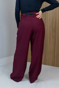 Imagem adicional 5 do item Calça Iris - Marsala - De corte reto com destaque para o botão exclusivo