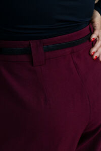 Imagem adicional 4 do item Calça Iris - Marsala - De corte reto com destaque para o botão exclusivo