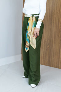 Imagem adicional 3 do item Calça Iris - Verde - De corte reto com destaque para o botão exclusivo