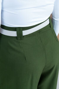 Imagem adicional 6 do item Calça Iris - Verde - De corte reto com destaque para o botão exclusivo