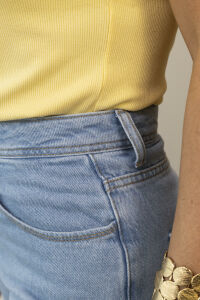 Imagem adicional 3 do item Calça Jeans Mom Raio de Sol - Jeans Claro, Modelagem Atemporal e Conforto no Dia a Dia