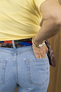 Imagem adicional 8 do item Calça Jeans Mom Raio de Sol - Jeans Claro, Modelagem Atemporal e Conforto no Dia a Dia