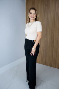 Imagem adicional 1 do item Calça Luiza de Cotelê com Faixa no Cós e Bolsos Faca – Toque Aveludado - Preta