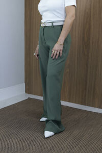 Imagem adicional 2 do item Calça Zênite Reta Feminina com Bolso Faca - Verde - Modelagem Ampla e Confortável