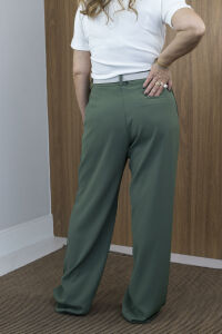 Imagem adicional 4 do item Calça Zênite Reta Feminina com Bolso Faca - Verde - Modelagem Ampla e Confortável