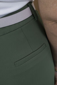 Imagem adicional 6 do item Calça Zênite Reta Feminina com Bolso Faca - Verde - Modelagem Ampla e Confortável