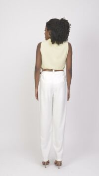Imagem adicional 1 do item Calça de Alfaiataria Cenoura Branca Clássica - Elegância Sofisticada e Conforto com Design Refinado