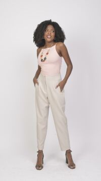 Imagem adicional 3 do item Calça Skinny Bege de Alfaiataria de Cintura Alta com Bolsos Faca - Elegância e Ajuste Perfeito para Diversas Ocasiões