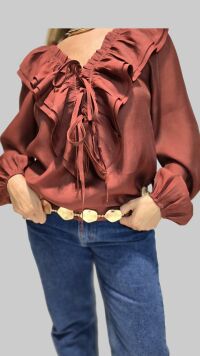 Imagem adicional 4 do item Camisa Lua – Terracota, Manga Longa em Viscose com Babados e Amarração | Estilo Boho Chic