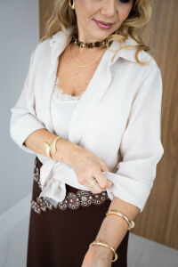Imagem adicional 4 do item Camisa Lara Manga Longa com Regata de Renda - Bege - Look Feminino Moderno e Versátil