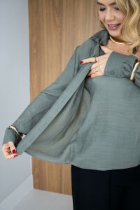 Imagem adicional 4 do item Camisa Lara Manga Longa com Regata de Renda - Verde - Look Feminino Moderno e Versátil