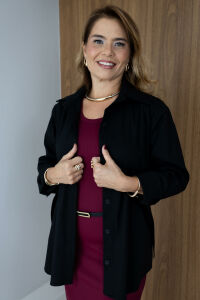 Imagem adicional 0 do item Camisa Raphaela em Tricoline - Preta - com Ajuste Lateral na Cintura