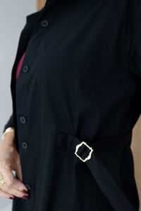 Imagem adicional 5 do item Camisa Raphaela em Tricoline - Preta - com Ajuste Lateral na Cintura