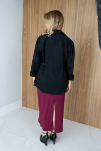 Imagem adicional 4 do item Camisa Raphaela em Tricoline - Preta - com Ajuste Lateral na Cintura