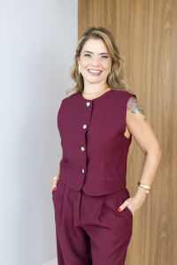 Imagem adicional 4 do item Colete Iris - Marsala - Com decote redondo e botões com efeito amadeirado