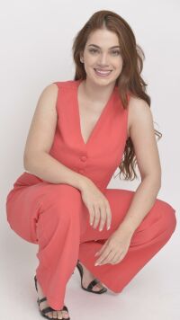 Imagem adicional 4 do item Conjunto Vermelho de Alfaiataria Feminino: Calça Reta com Listras no Cós e Colete para Elegância e Estilo Moderno
