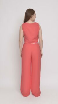 Imagem adicional 3 do item Conjunto Vermelho de Alfaiataria Feminino: Calça Reta com Listras no Cós e Colete para Elegância e Estilo Moderno