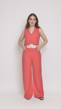 Imagem adicional 0 do item Conjunto Vermelho de Alfaiataria Feminino: Calça Reta com Listras no Cós e Colete para Elegância e Estilo Moderno