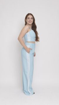 Imagem adicional 0 do item Conjunto Azul de Alfaiataria Feminino: Calça Reta e Cropped com Listras Laterais para Estilo Sofisticado
