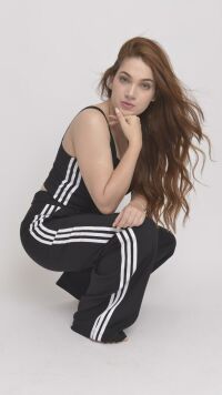 Imagem adicional 3 do item Conjunto Preto de Alfaiataria Feminino: Calça Reta e Cropped com Listras Laterais para Estilo Sofisticado