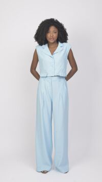 Imagem adicional 0 do item Conjunto Azul de Alfaiataria Feminino: Calça Reta com Prega e Camisa Cropped com Ombreira para Look Sofisticado e Moderno