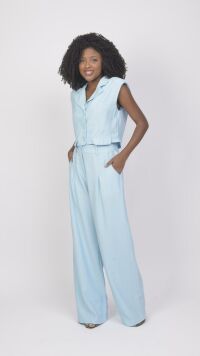 Imagem adicional 1 do item Conjunto Azul de Alfaiataria Feminino: Calça Reta com Prega e Camisa Cropped com Ombreira para Look Sofisticado e Moderno
