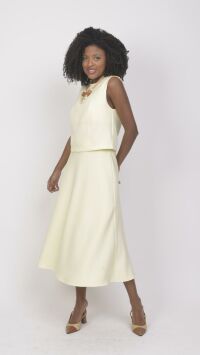 Imagem adicional 3 do item Conjunto de Alfaiataria com Saia Evasê e Cropped Lara Cross Time - Elegância e Estilo - Amarelo Manteiga