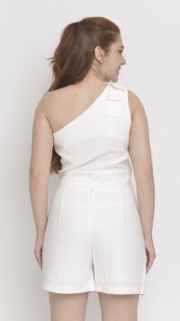 Imagem adicional 1 do item Conjunto Branco de Shorts Saia e Cropped com Ombro Assimétrico - Estilo e Conforto