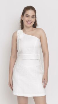 Imagem adicional 2 do item Conjunto Branco de Shorts Saia e Cropped com Ombro Assimétrico - Estilo e Conforto