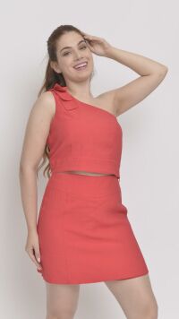 Imagem adicional 2 do item Conjunto Vermelho de Shorts Saia e Cropped com Ombro Assimétrico - Estilo e Conforto