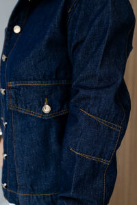 Imagem adicional 3 do item Jaqueta Essence Raw Denim – Autenticidade e Estilo em Cada Detalhe