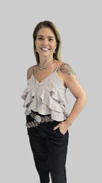 Imagem adicional 2 do item Regata Ísis Areia em Crepe com Babado Boho Chic – Alças Finas com Regulagem, Elegância e Versatilidade