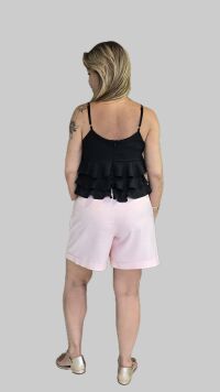Imagem adicional 1 do item Regata Ísis Preta em Crepe com Babado Boho Chic – Alças Finas com Regulagem, Elegância e Versatilidade