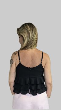Imagem adicional 2 do item Regata Ísis Preta em Crepe com Babado Boho Chic – Alças Finas com Regulagem, Elegância e Versatilidade