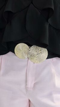 Imagem adicional 3 do item Cinto Feminino Elástico com Fivela Redonda de Metal Folhado – Conforto e Estilo para Qualquer Look