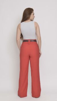 Imagem adicional 4 do item Regata Canelada  Amélia Cinza com Recorte Joia - Elegância e Conforto para Diversas Ocasiões