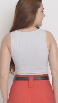 Imagem adicional 1 do item Regata Canelada  Amélia Cinza com Recorte Joia - Elegância e Conforto para Diversas Ocasiões