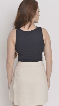 Imagem adicional 2 do item Regata Canelada  Amélia Preta com Recorte Joia - Elegância e Conforto para Diversas Ocasiões