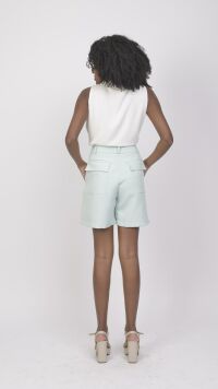 Imagem adicional 2 do item Regata Off White com Gola Fluida - Sofisticação e Leveza para Diversas Ocasiões