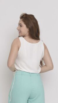 Imagem adicional 4 do item Regata Feminina Branca em Crepe com Decote U - Versátil e Elegante