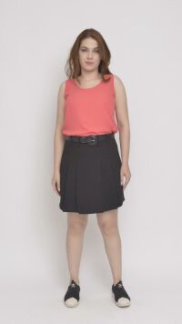 Imagem adicional 3 do item Regata Feminina Coral em Crepe com Decote U - Versátil e Elegante